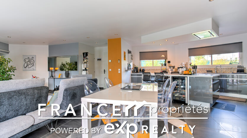 Salle à manger ouverte sur le salon et la cuisine.